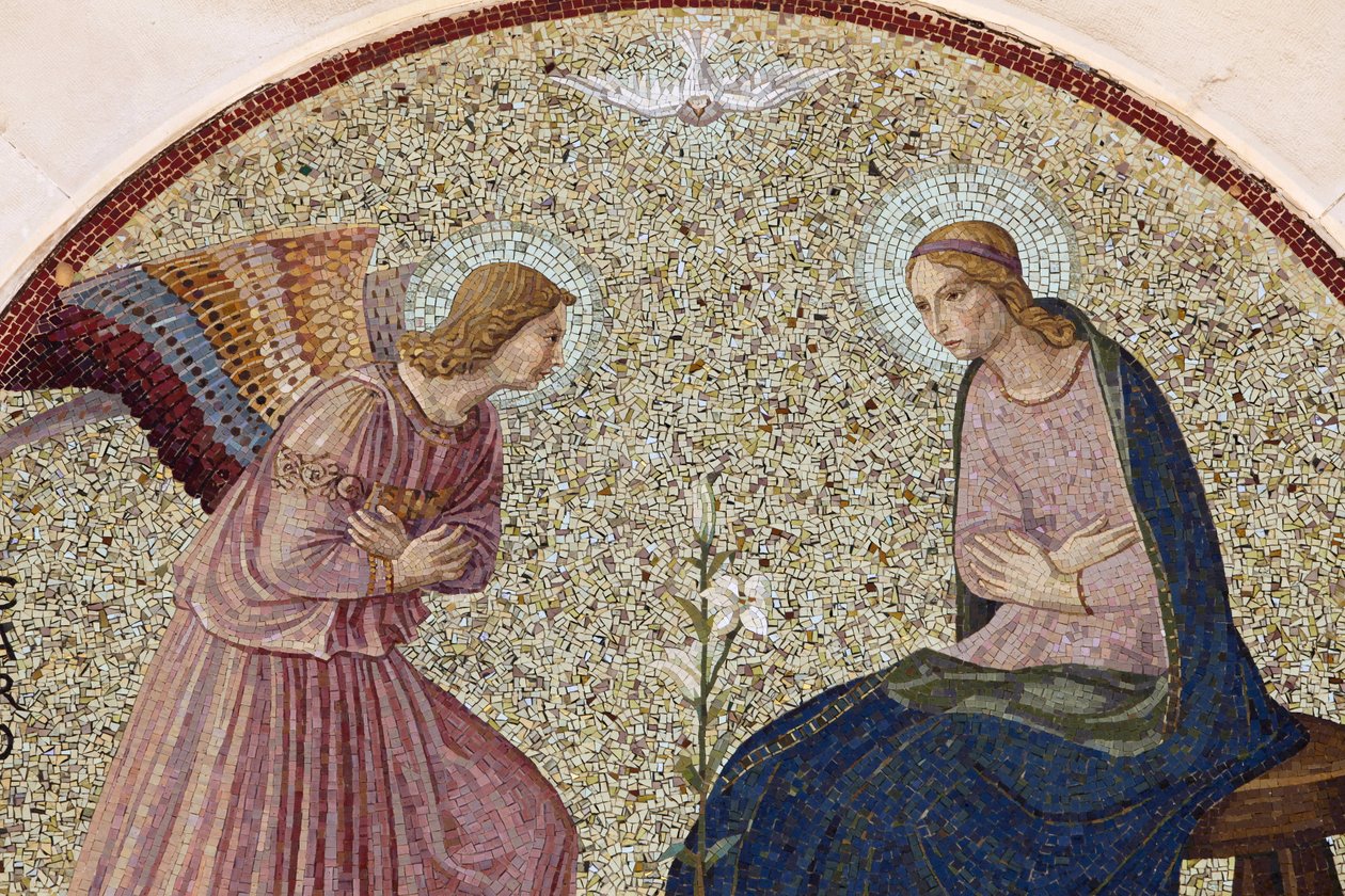 Mozaika tympanonu zobrazující Zvěstování v Madonna della Scala Benediktinské opatství, Noci, Apulie, Noci, Itálie od Unbekannt