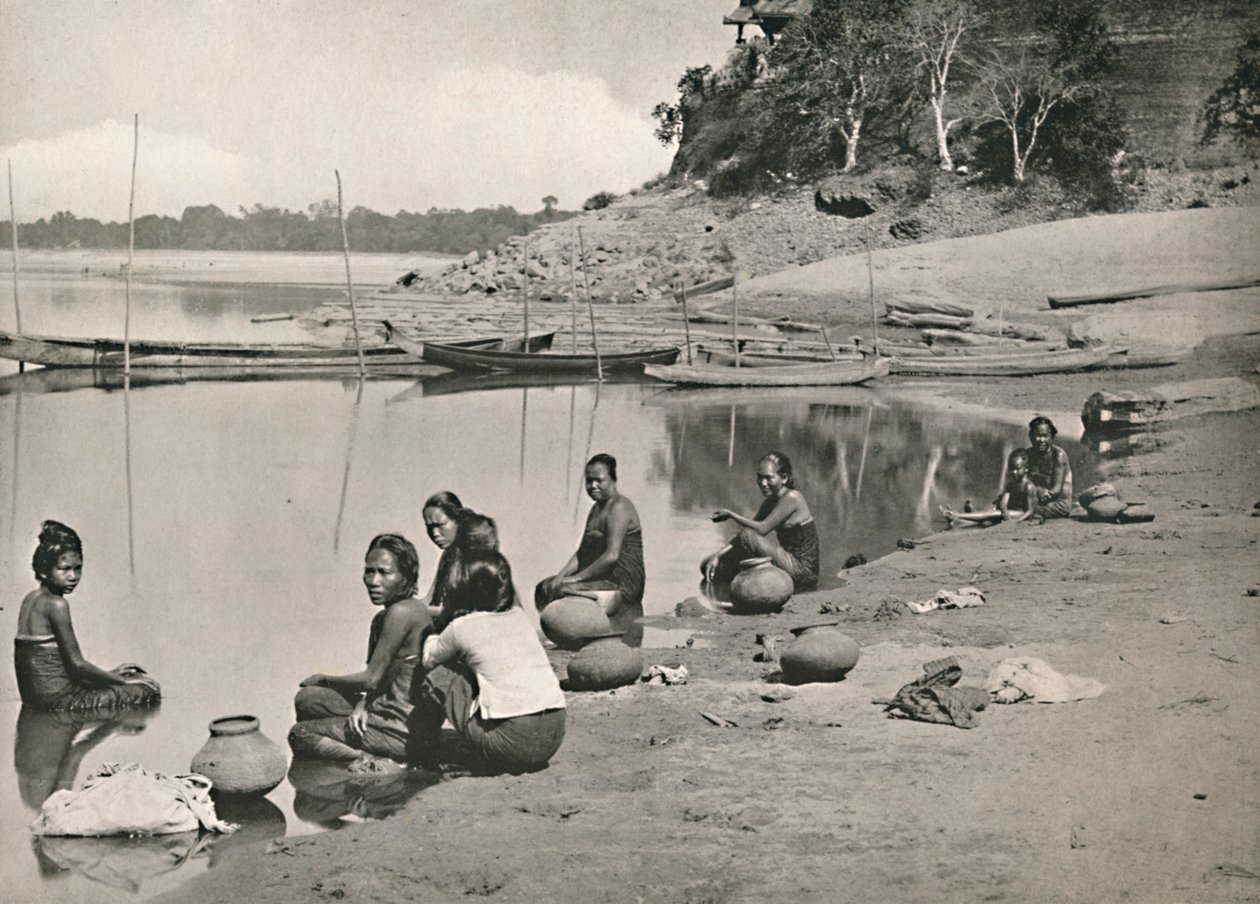 Typická scéna na břehu řeky na velkém Irrawaddy – ženy koupající se a čerpající vodu, 1900. od Unbekannt