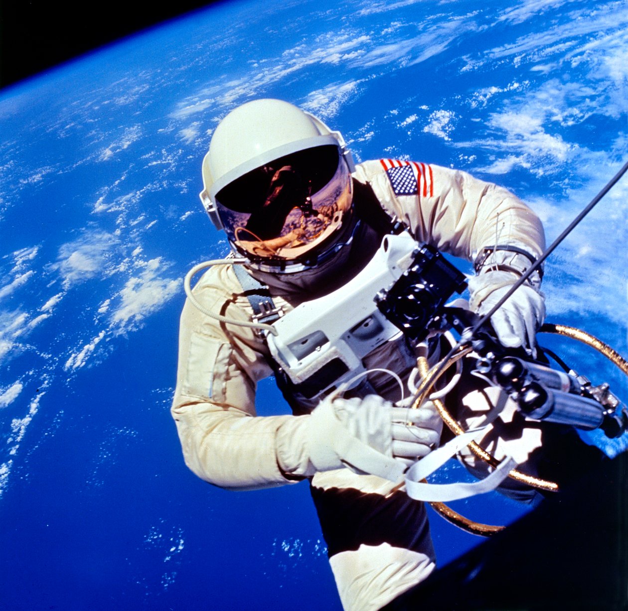 Americký astronaut Edward H. White II plnící vnější úkoly od Unbekannt