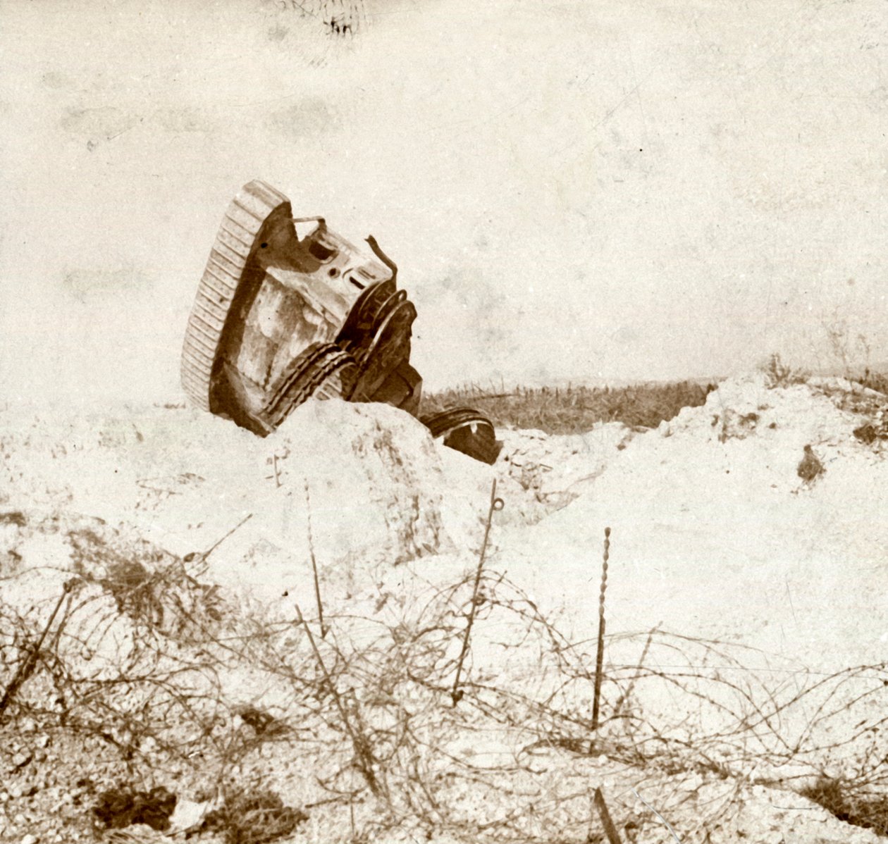 Spodní strana poškozené nádrže, c1914-c1918 od Unbekannt