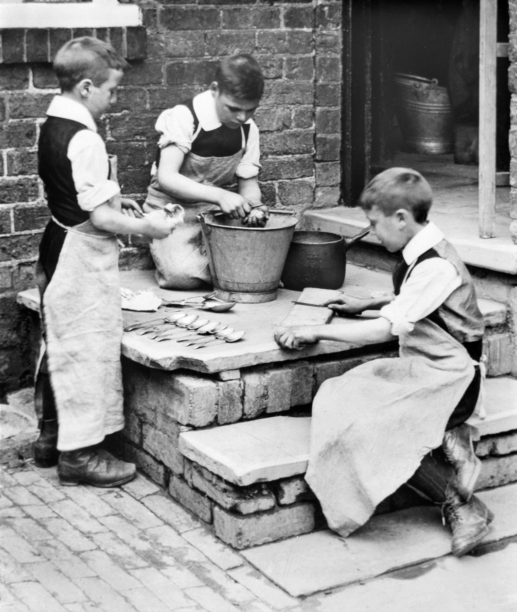 Spojené království : Boys loupání brambor a broušení nožů v sirotčinci Workhouse - Pontefract - c1905 od Unbekannt
