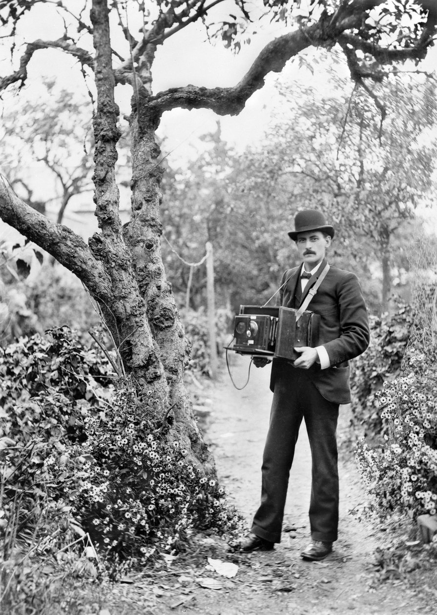 Spojené království: Fotograf JT Newman s talířovým fotoaparátem. c1890 od Unbekannt