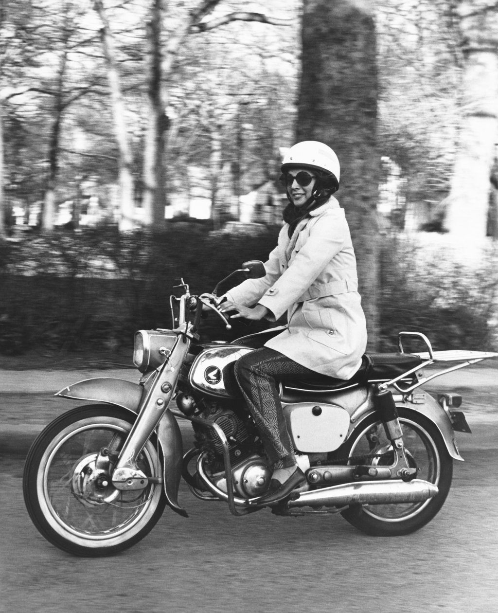 Spojené státy americké: kolem roku 1961 Žena jedoucí na svém motocyklu Honda 160. (černobílá fotografie) od Unbekannt