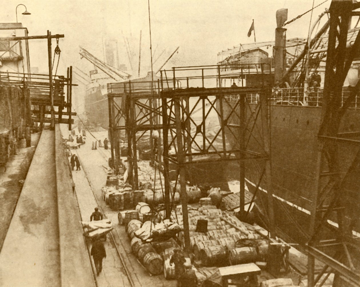 Vykládání Foodships v Royal Albert Docks, Londýn, c1930. od Unbekannt