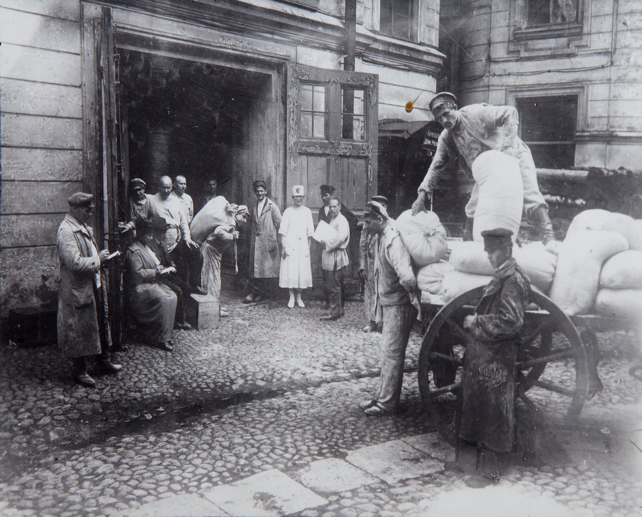 Vykládání potravin, Dům vědců, Petrohrad, Rusko, c1920-c1924 od Unbekannt