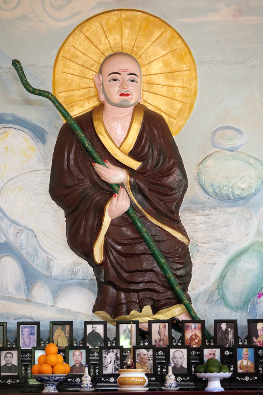 Van Hanh zen buddhistický klášter. Buddhistický mnich nad vietnamským oltářem pro předky. Uctívání mrtvých. Dalat. Vietnam od Unbekannt