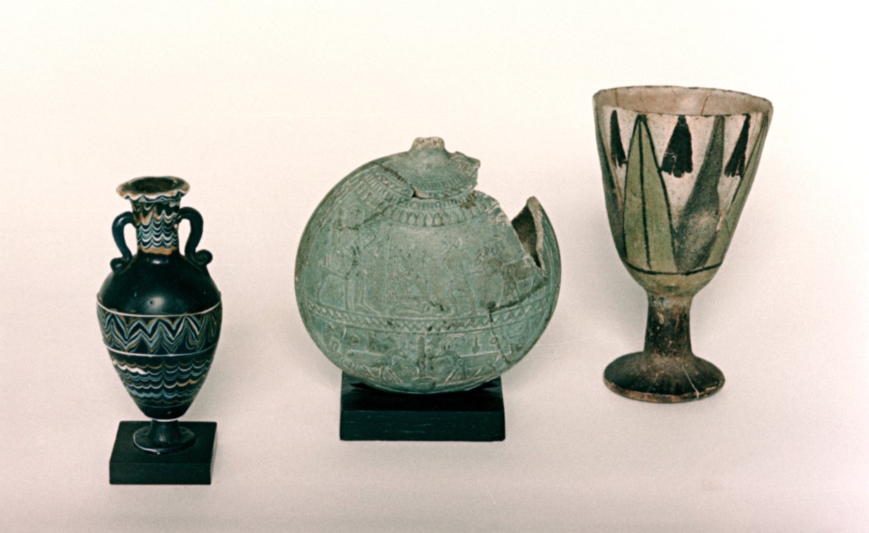 Různé egyptské kontejnery od Unbekannt