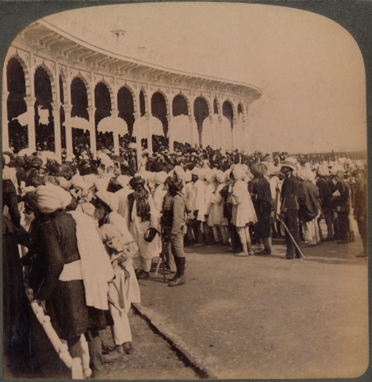 Veteráni vzpoury 1857 vstupující do amfiteátru v Durbaru, Dillí, Indie, 1903 od Unbekannt