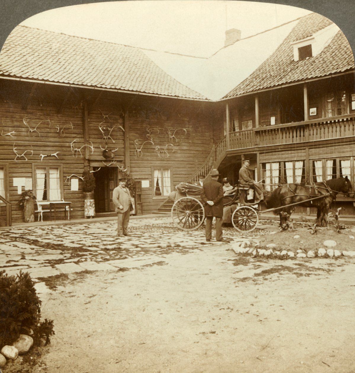 Victoria Hotel, zdobený sobími parohy, v Kongsberg, v drsném Norsku, c1905. od Unbekannt