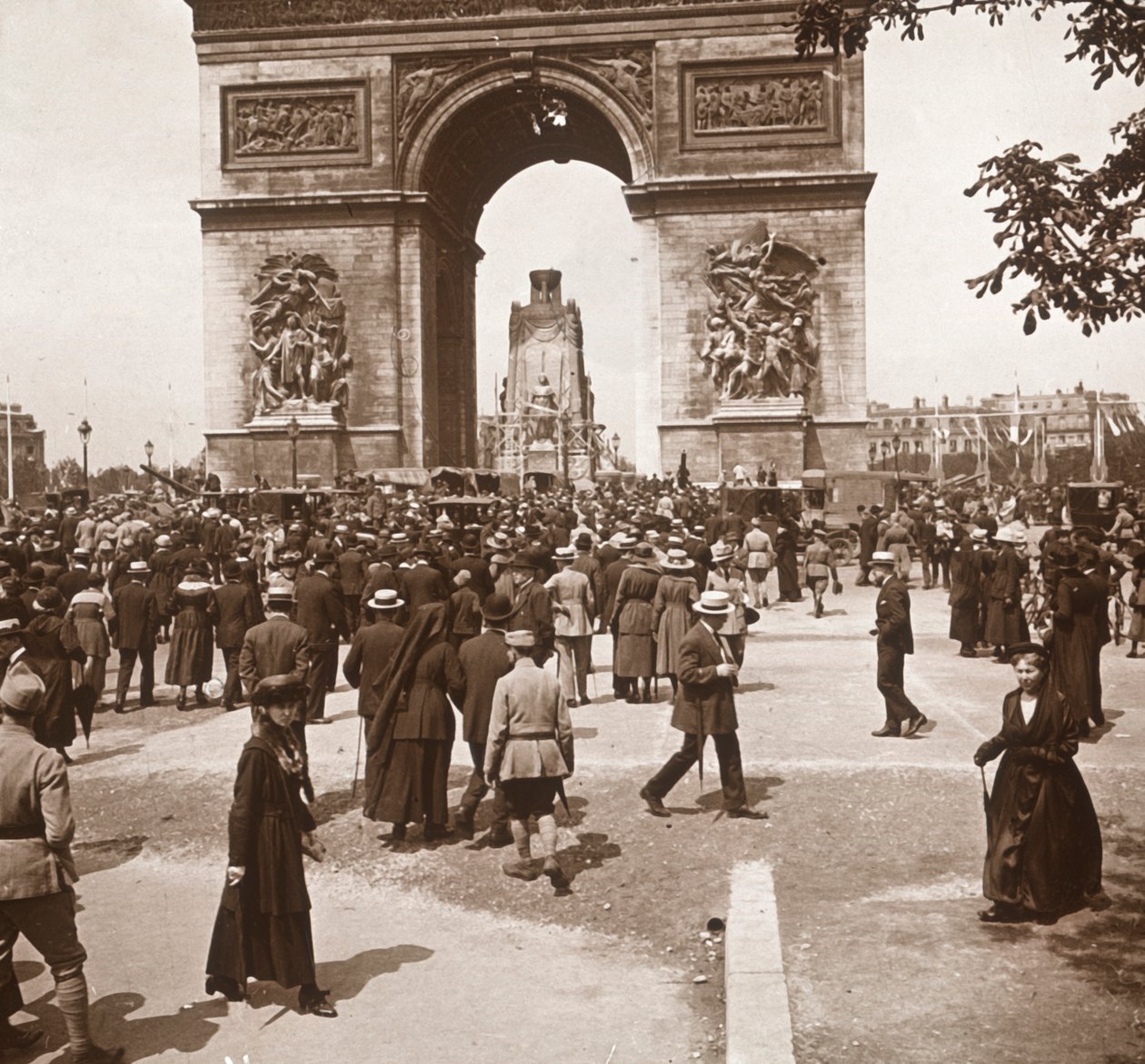Oslava vítězství, civilisté u Arc de Triomphe, Paříž, Francie, červenec 1919. od Unbekannt