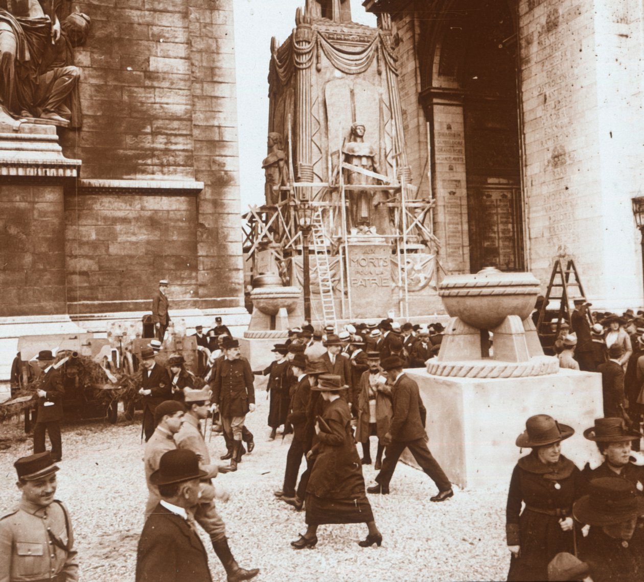 Oslava vítězství, civilisté u Arc de Triomphe, Paříž, Francie, červenec 1919 od Unbekannt
