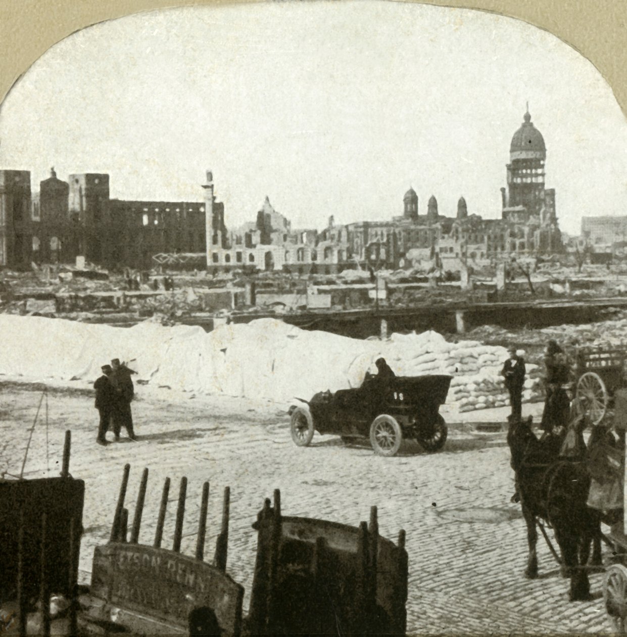 Pohled z distribuční stanice Moulder School, ukazující tuny mouky na chodníku, 1906. od Unbekannt
