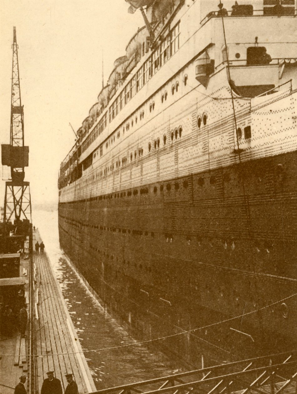 Pohled na pravobok Majestic, když vstoupila do plovoucího suchého doku, c1930. od Unbekannt