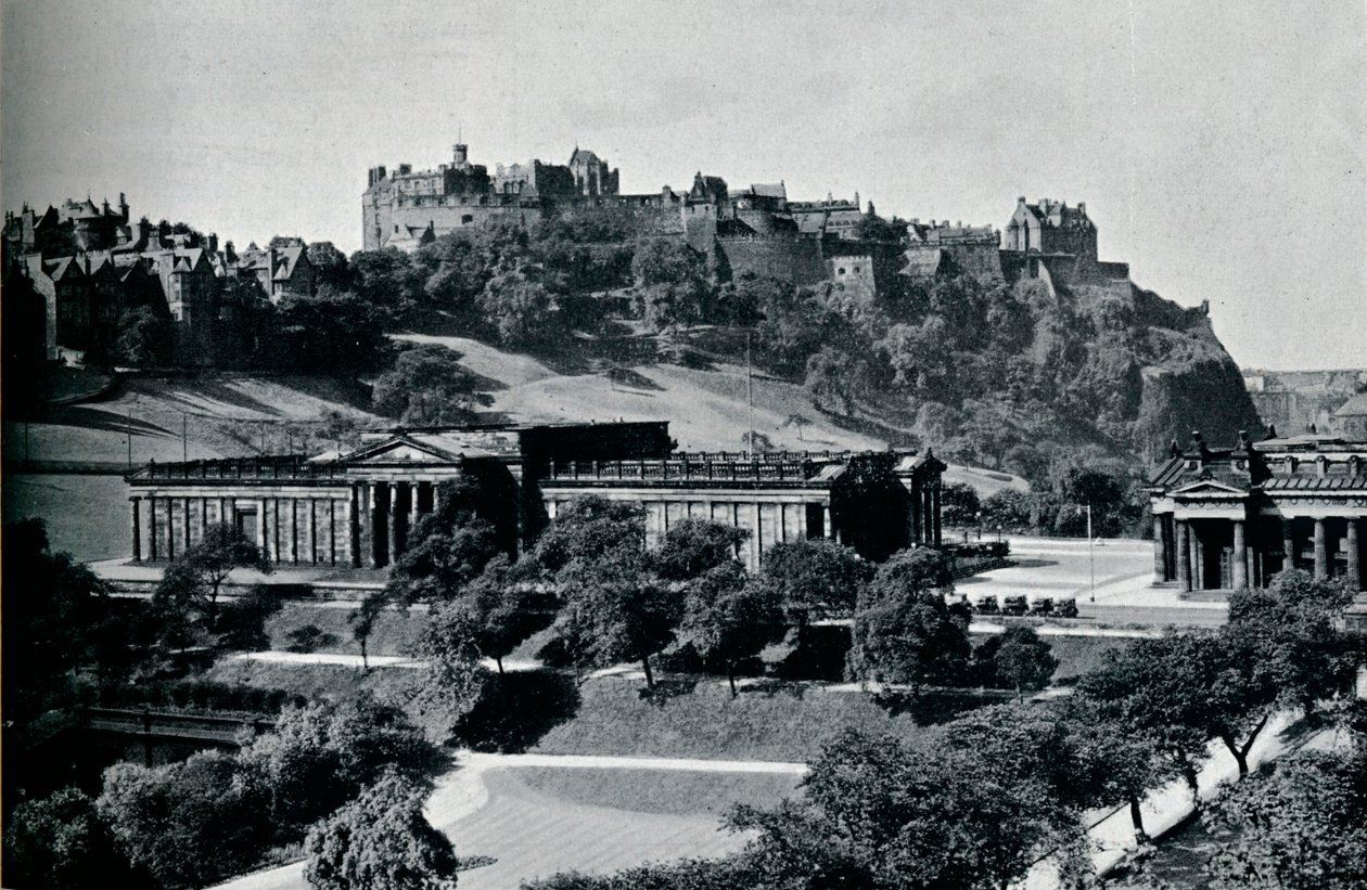 Pohled na skotskou národní galerii a hrad Edinburgh, c1945 od Unbekannt