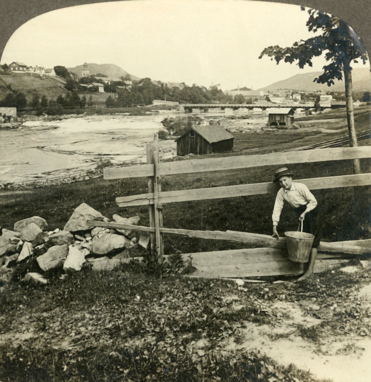 Vesnický kostel a domy Kongsberg, vedle peřejí Laagen, Norsko, c1905. od Unbekannt
