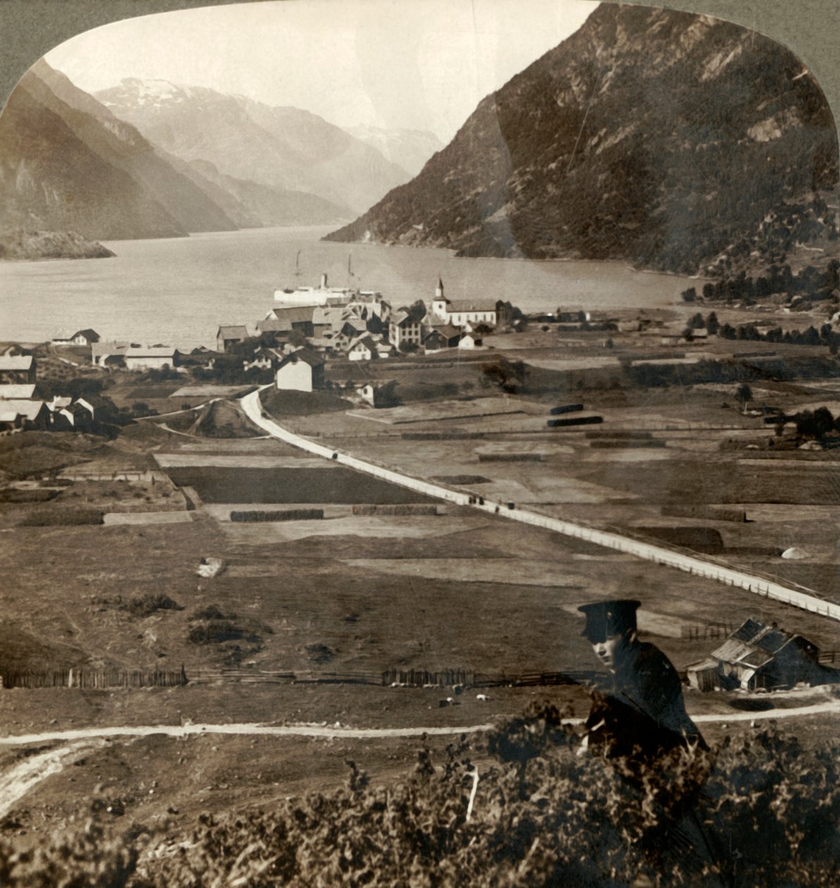 Vesnické střechy a slunná pole v Odde, N., v úzkém Sorfjordu s horskými stěnami, Norsko, 1905. od Unbekannt