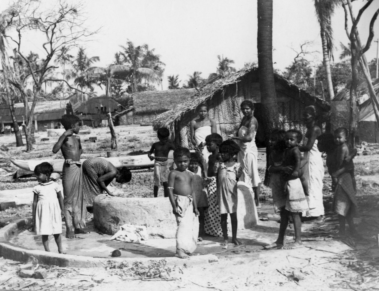 Vesnická scéna, Trincomalee, Ceylon, 1945 od Unbekannt