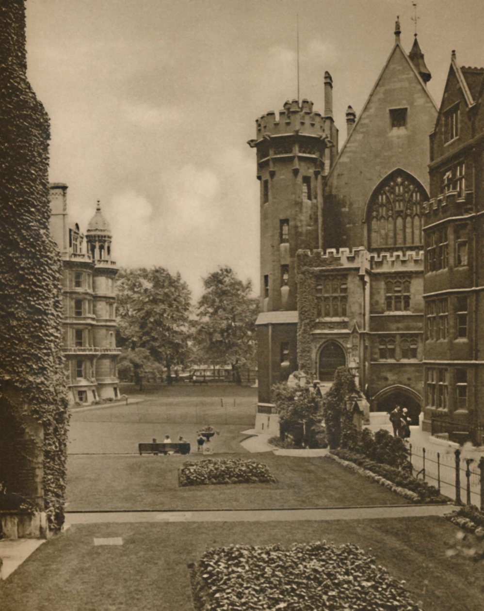 Pohled na zahrady Middle Temple z Fountain Court, c1935. od Unbekannt