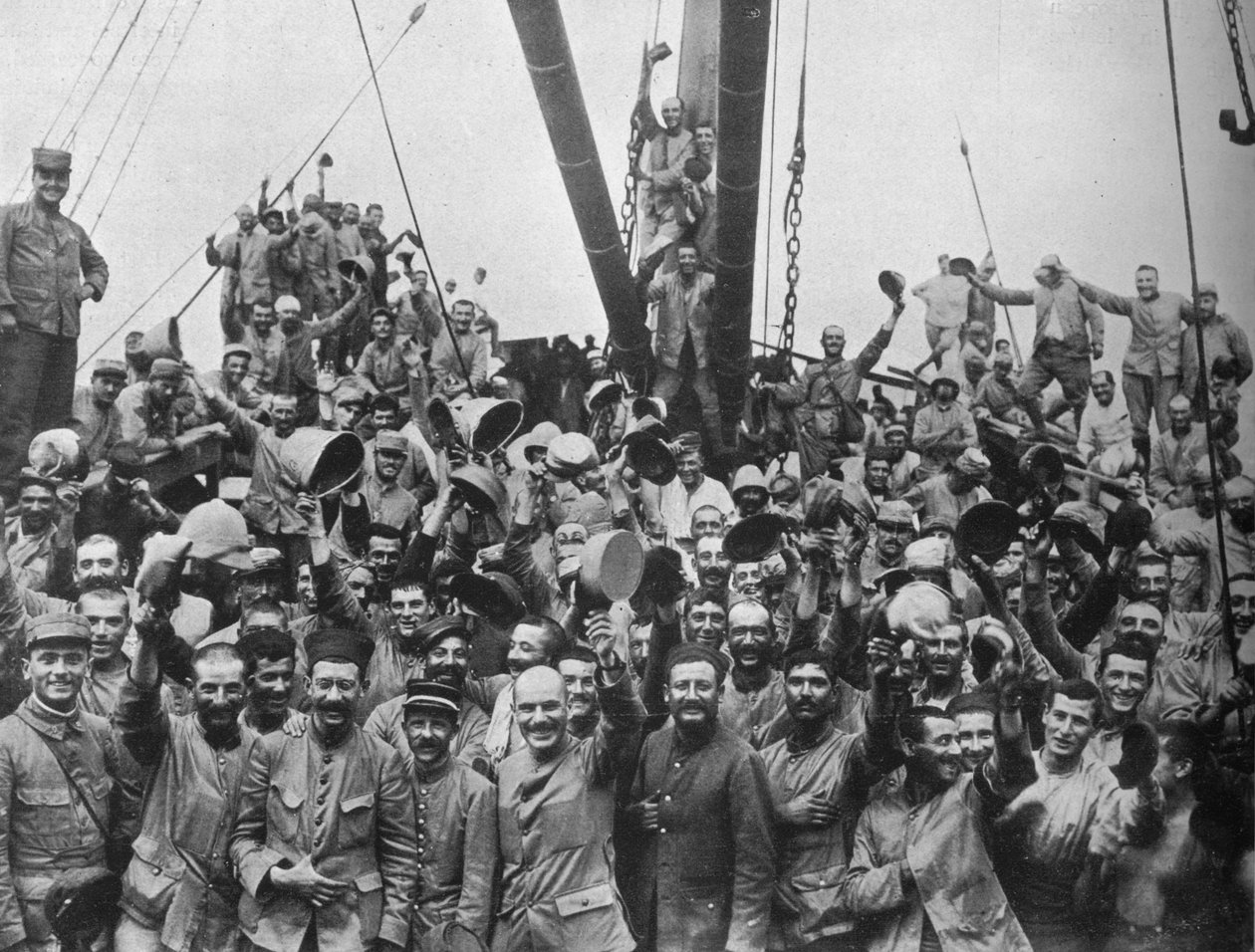 Vive la France: Francouzští vojáci na palubě transportu mířícího do Dardanel, 1915 od Unbekannt