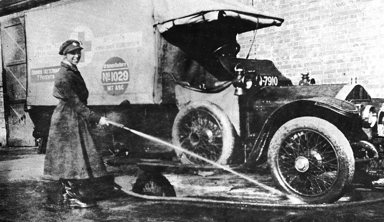 Dobrovolná anglická řidička myla sanitku, Cambridge, první světová válka, 1915 od Unbekannt