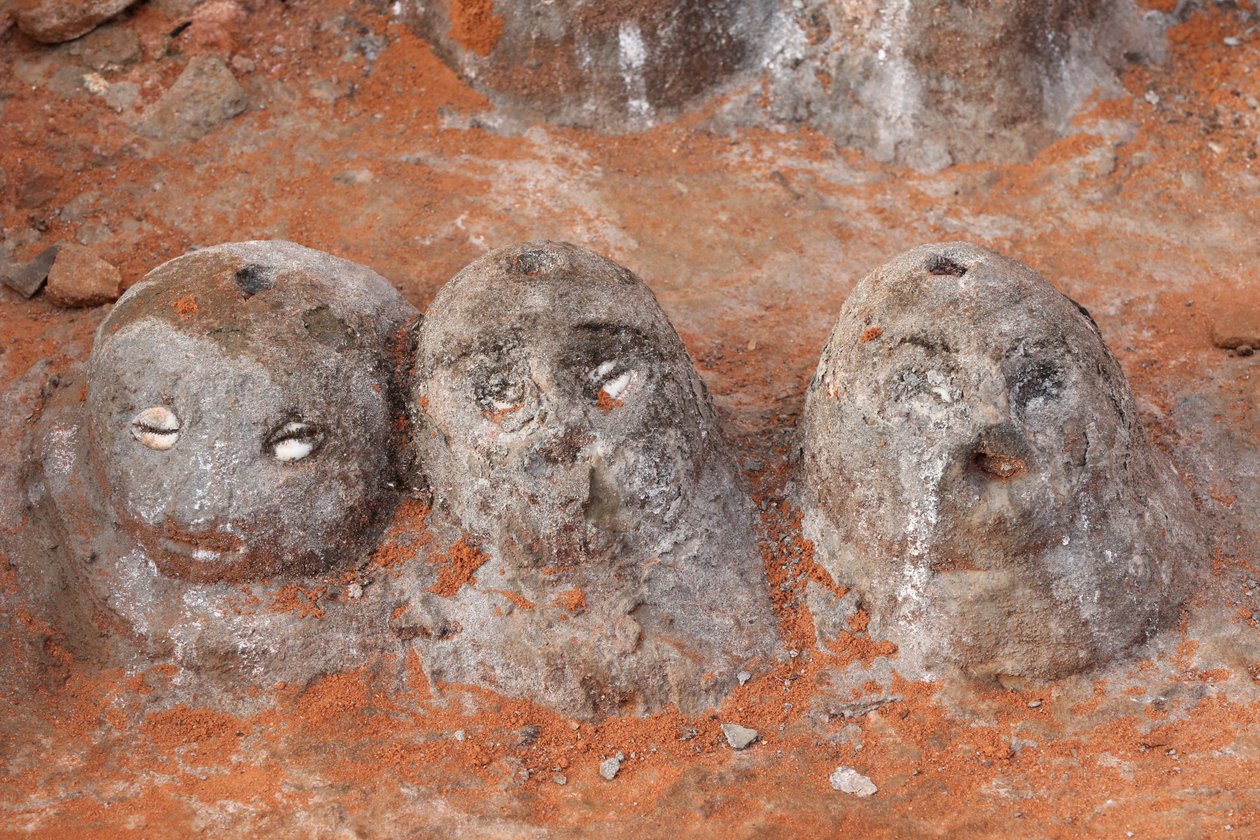 Voodoo fetiše u vchodu do kláštera. Togoville, Togo od Unbekannt