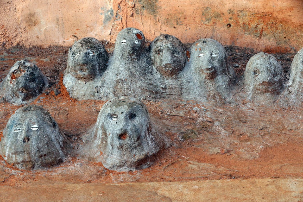 Voodoo fetiše u vchodu do kláštera. Togoville, Togo od Unbekannt