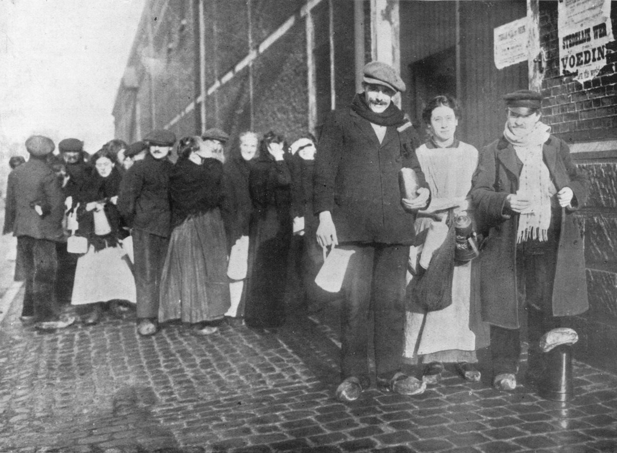 Čekání na pomocné dávky v Bruggách, 1915 od Unbekannt