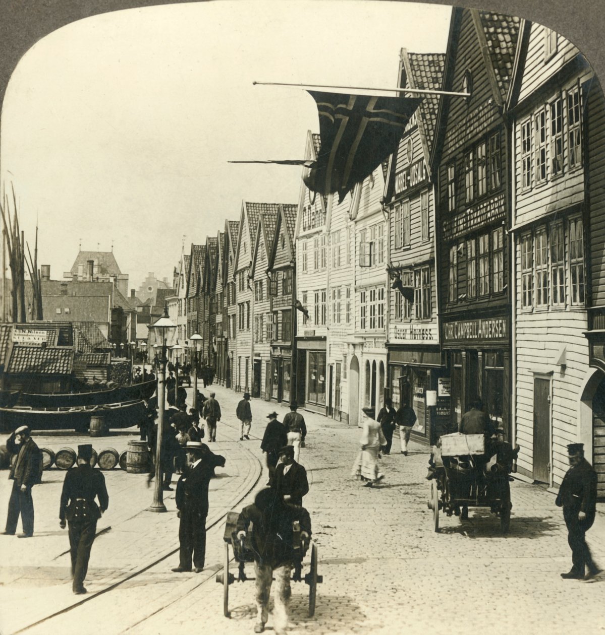 Sklady podél nábřeží ve starém městě Bergen, po staletí velký rybí trh v Norsku, c1905. od Unbekannt
