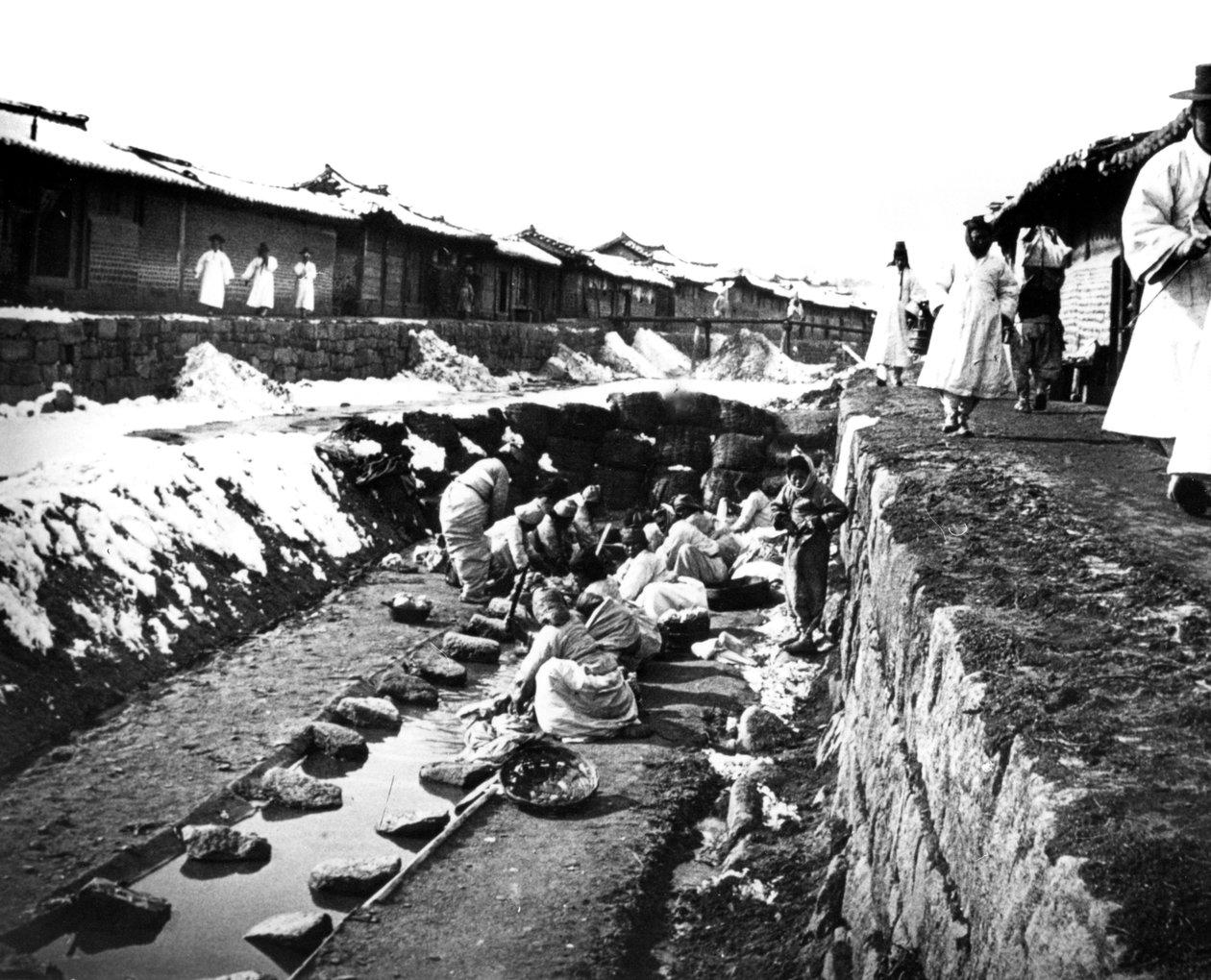 Praní prádla venku, Korea, 1900 od Unbekannt