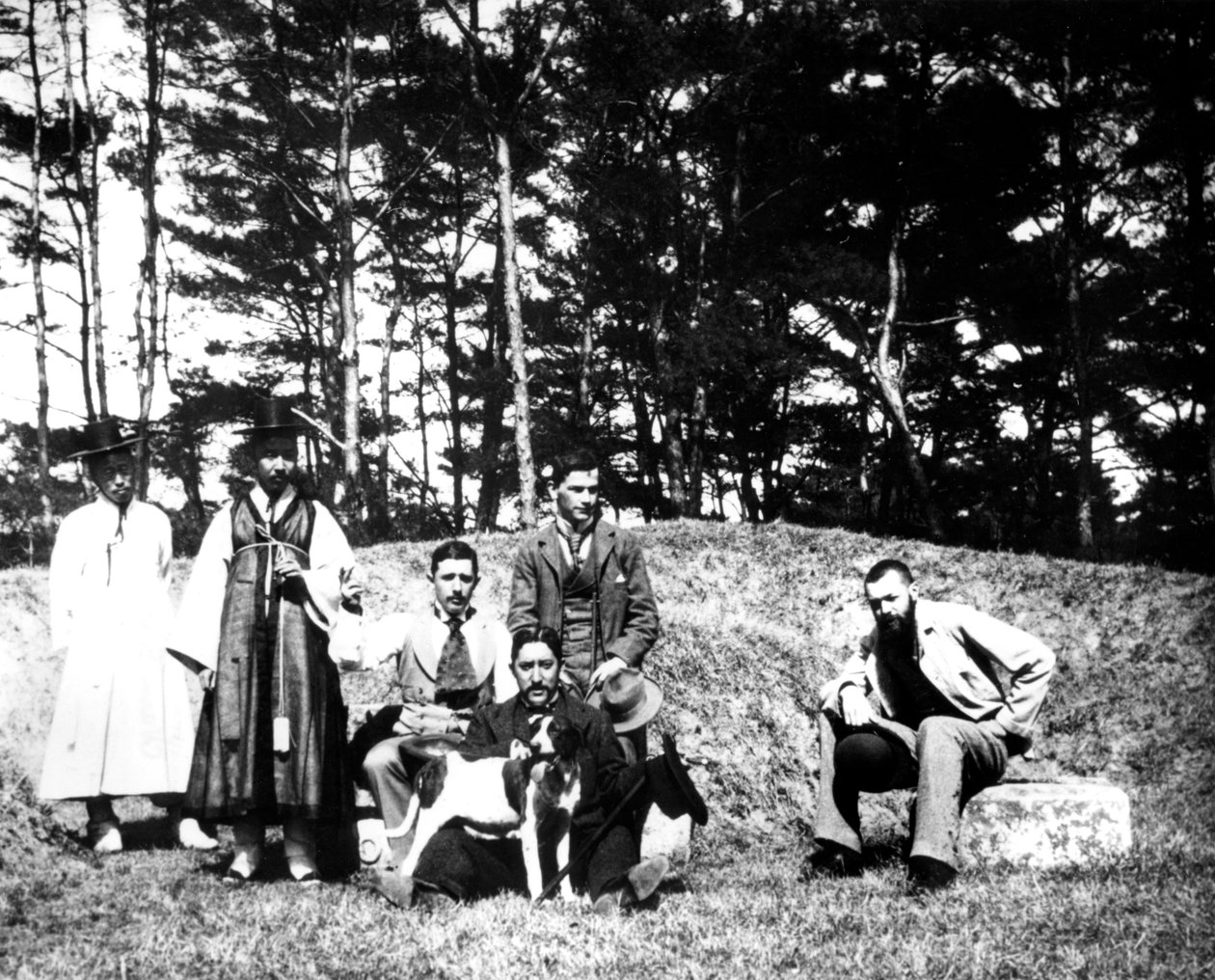 Západní návštěvníci s místními obyvateli, Nam San, Korea, 1900 od Unbekannt