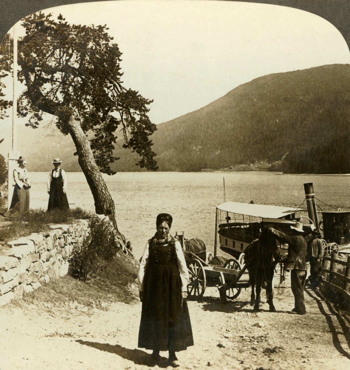 Když jezerní parník zastavuje na molu Tinoset - pohled přes Tinsjo na kopce, Norsko, c1905. od Unbekannt