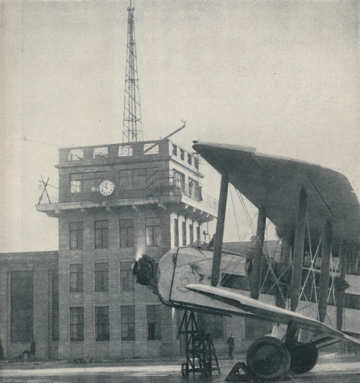 Kde důstojníci velkého letiště udržují kontakt s létajícími piloty, c1935 od Unbekannt