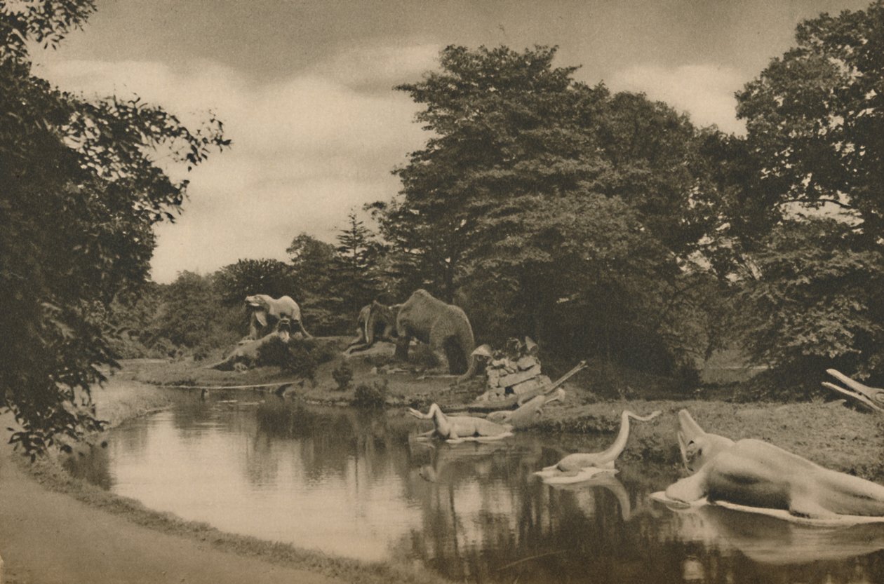 Kde pravěká zvířata číhají u jezera v areálu paláce, c1935. od Unbekannt