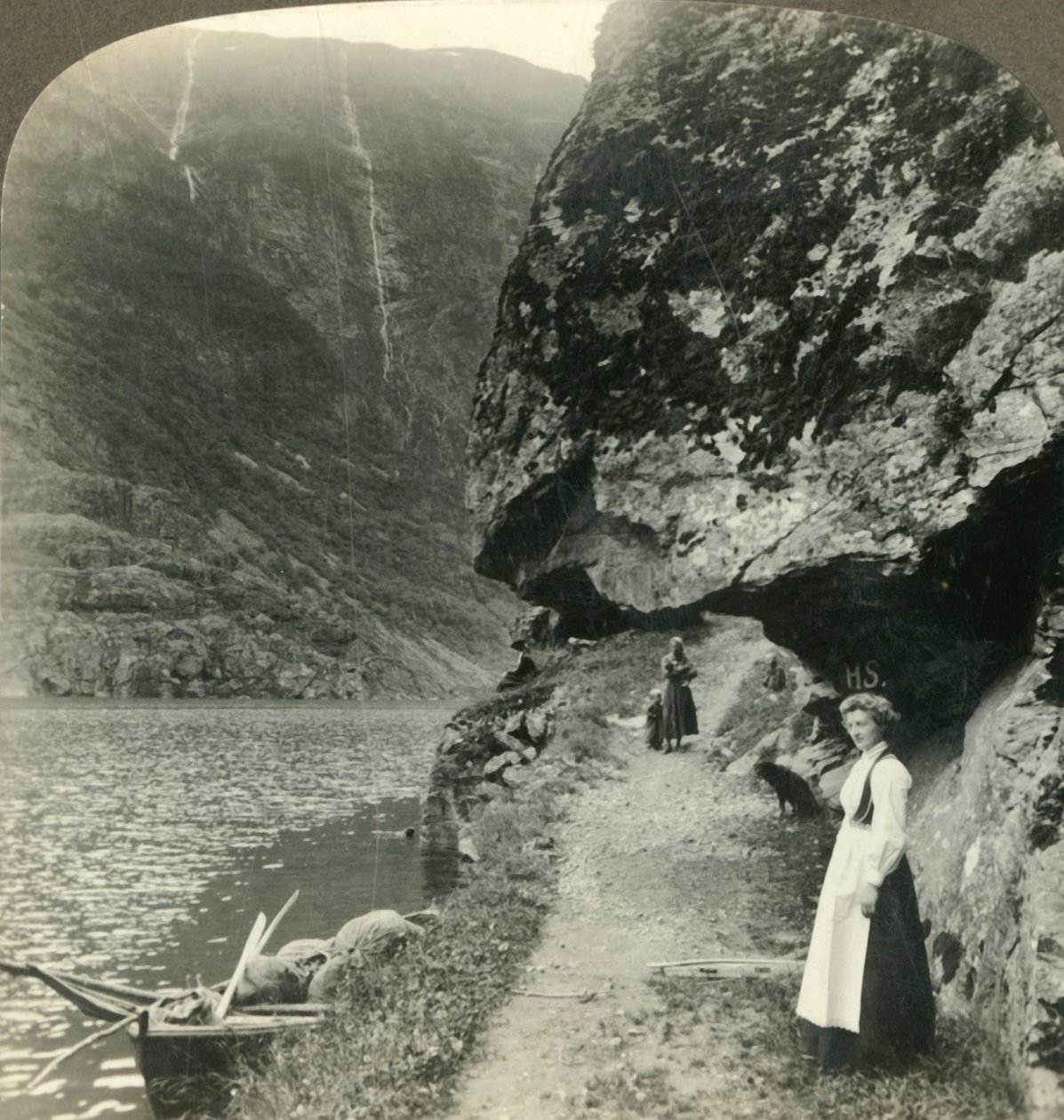 Tam, kde se cesta plíží pod vyčnívajícími útesy u vod Nerofjordu, Norsko, c1905. od Unbekannt