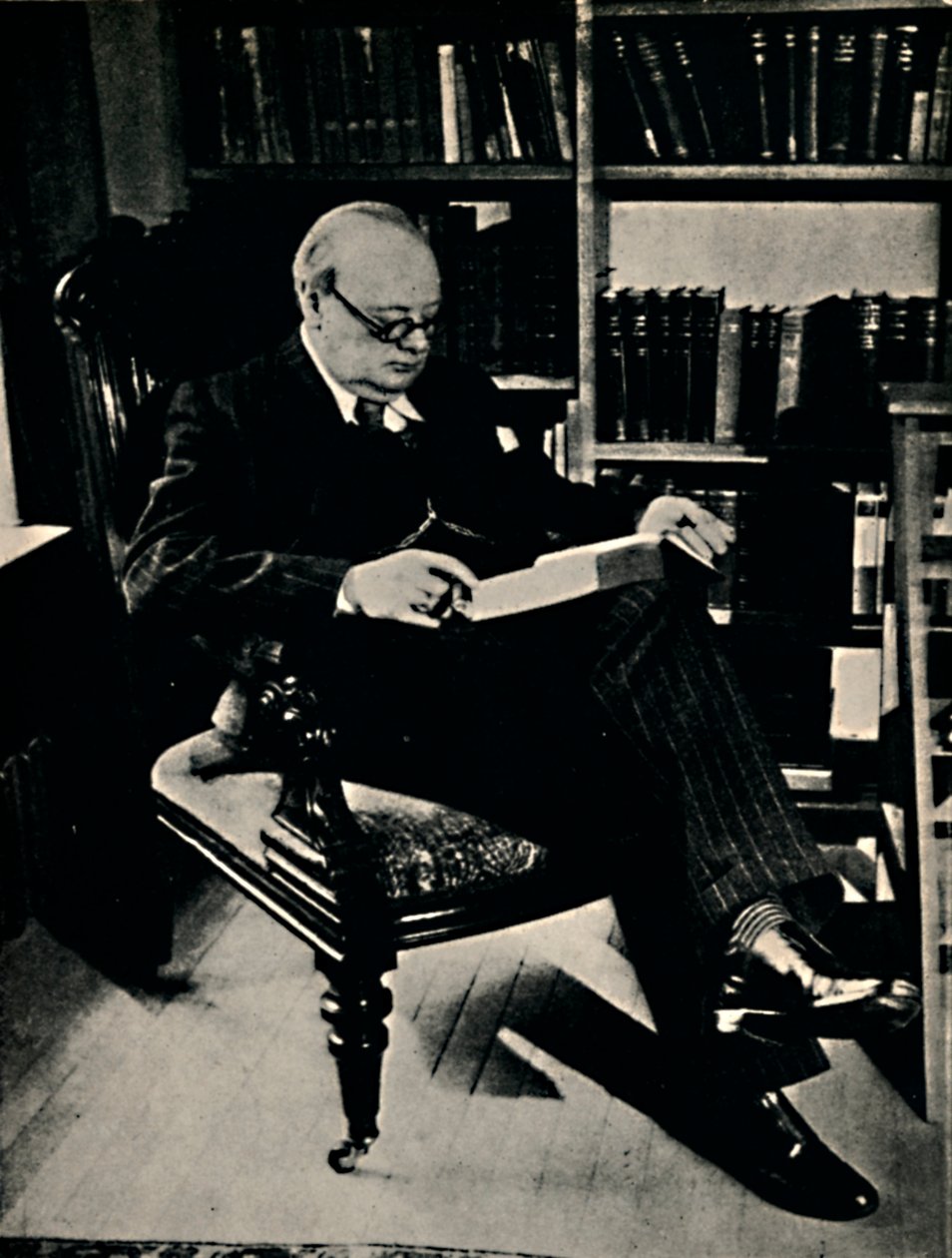 Winston Spencer Churchill ve své knihovně, 1945. od Unbekannt