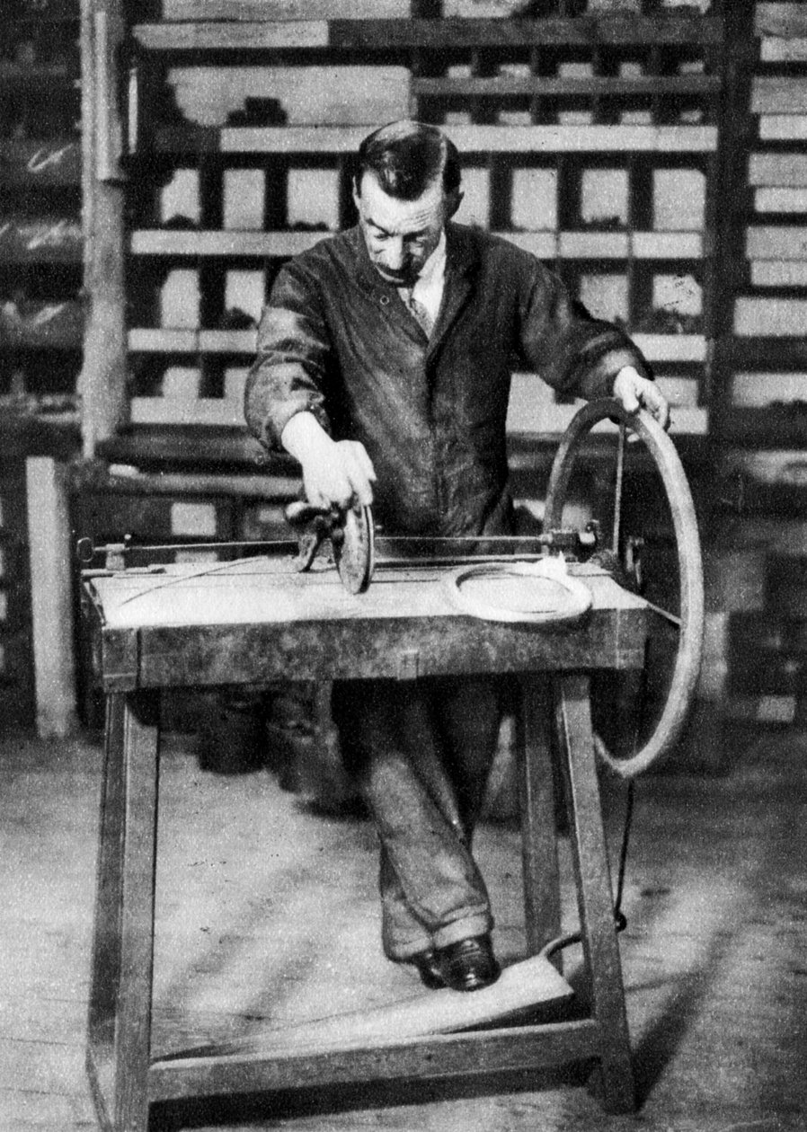 Navíjení drátu do pružin pro pružinové zámky, Londýn, 1926-1927 od Unbekannt