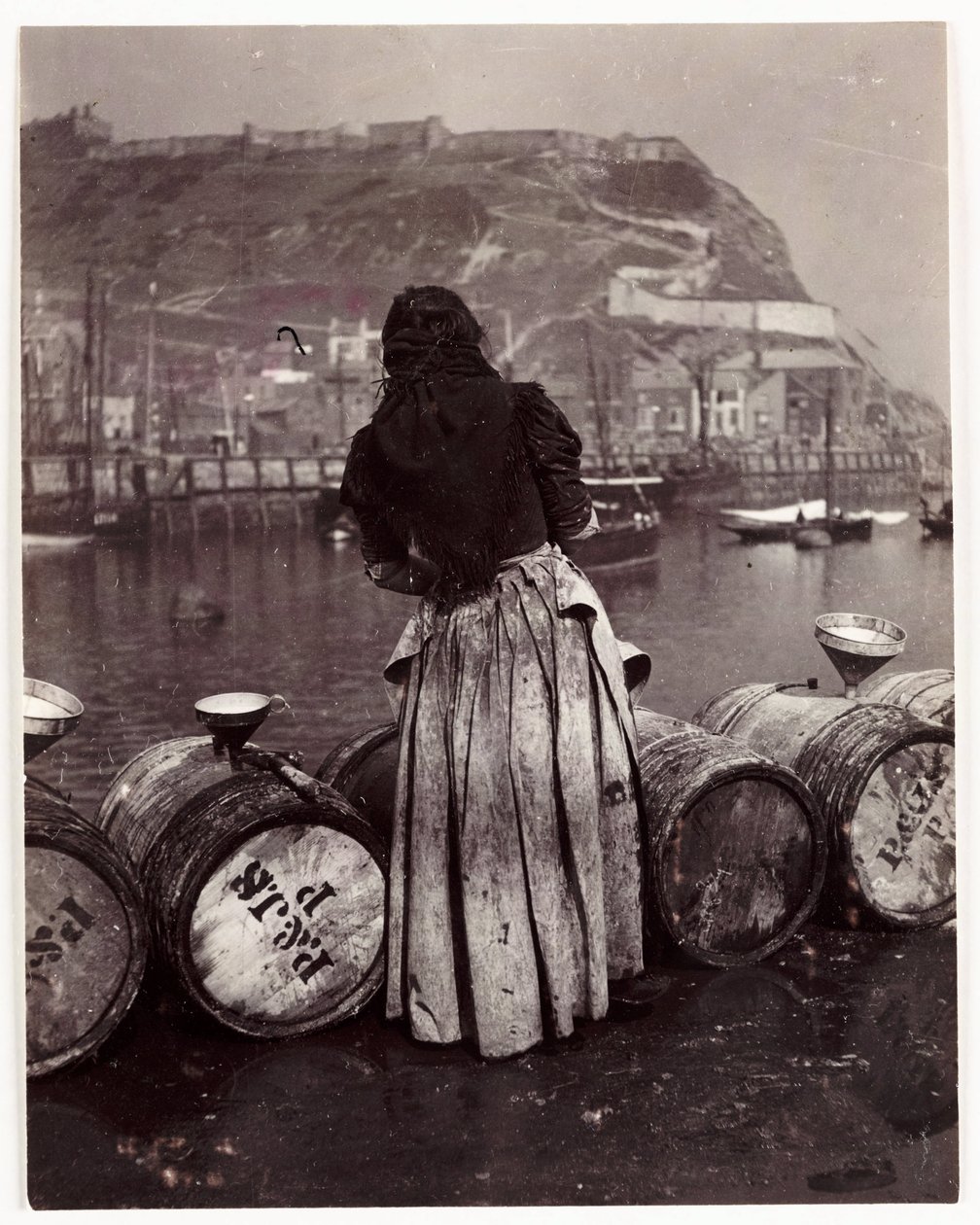 Žena a sudy, Whitby Harbour, c 1905 od Unbekannt