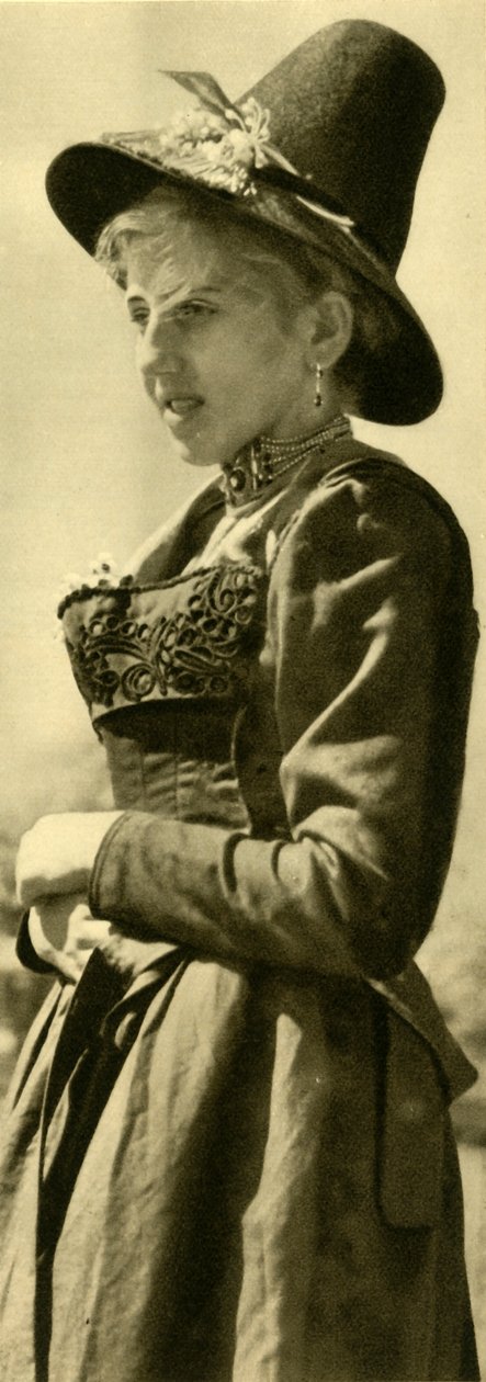 Žena v tradičním kroji, Tyrolsko, Rakousko, c1935. od Unbekannt