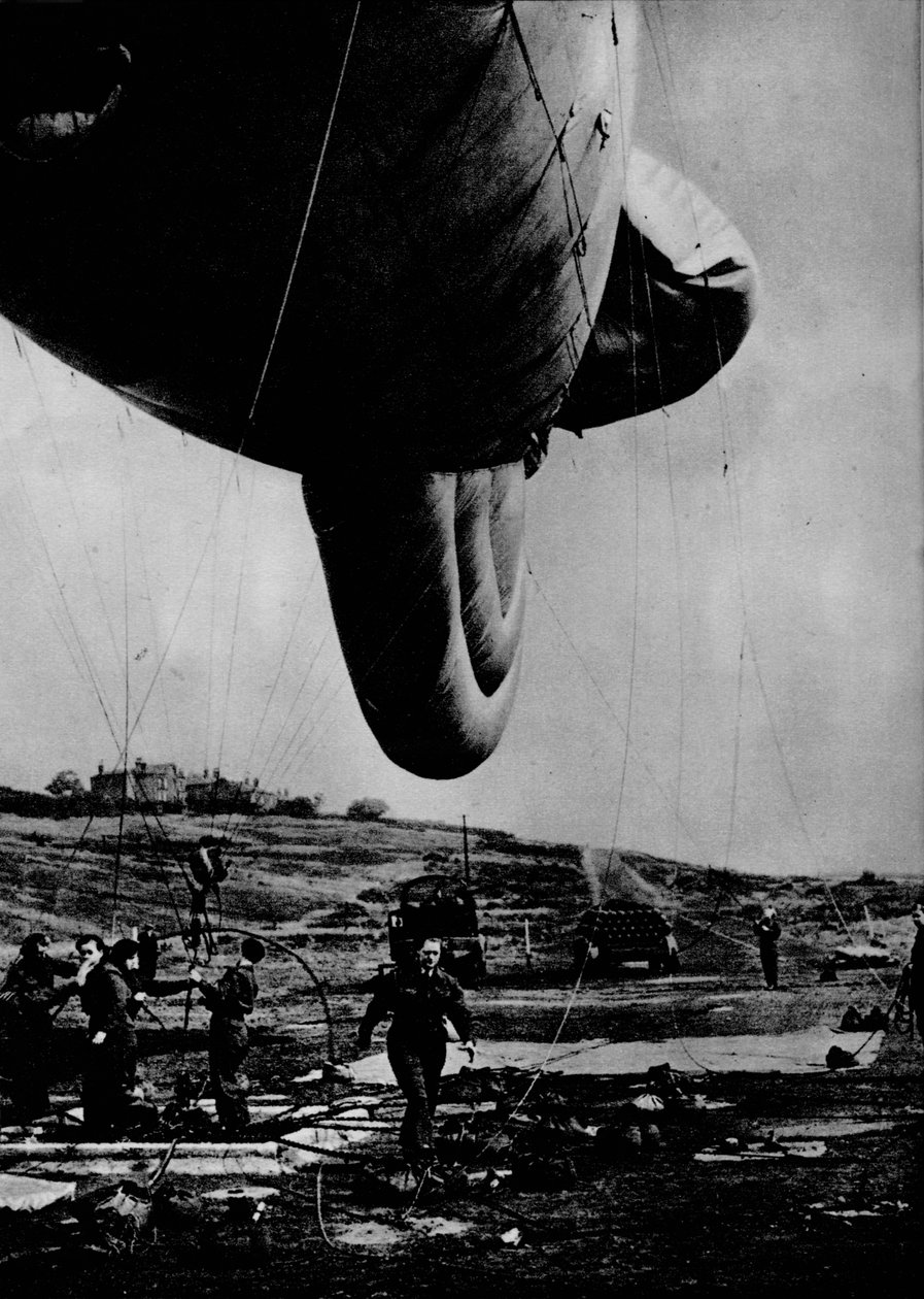 Žena z WAAF manipulující s balonem, 1943 od Unbekannt