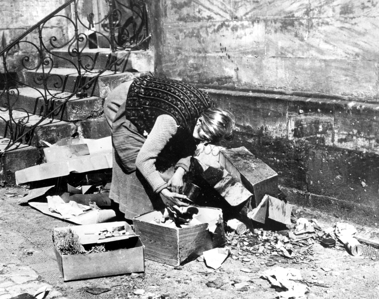 Žena hledající jídlo, Bayreuth, Německo, duben 1945 od Unbekannt