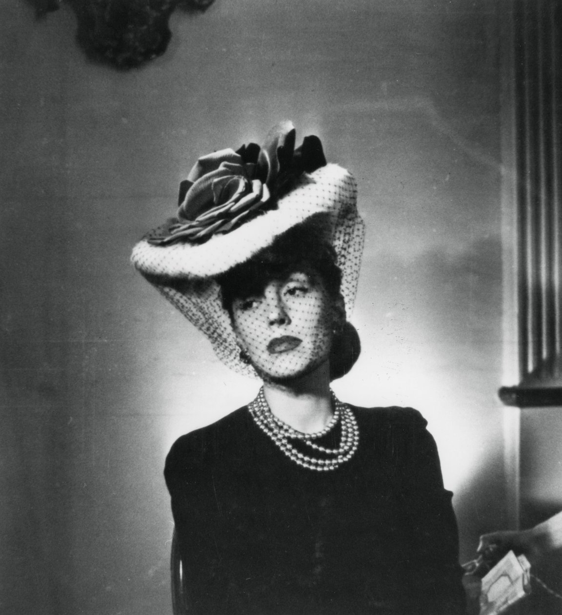 Žena v klobouku a závoji od francouzského módního návrháře Jacquese Fatha, Francie, 1943 od Unbekannt