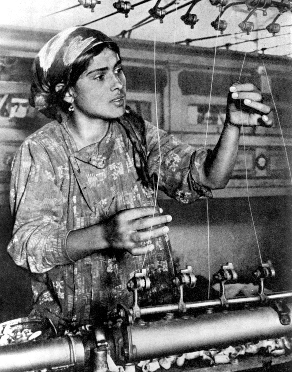 Žena pracující v hedvábném průmyslu, Samarkand, Uzbekistán, 1936 od Unbekannt