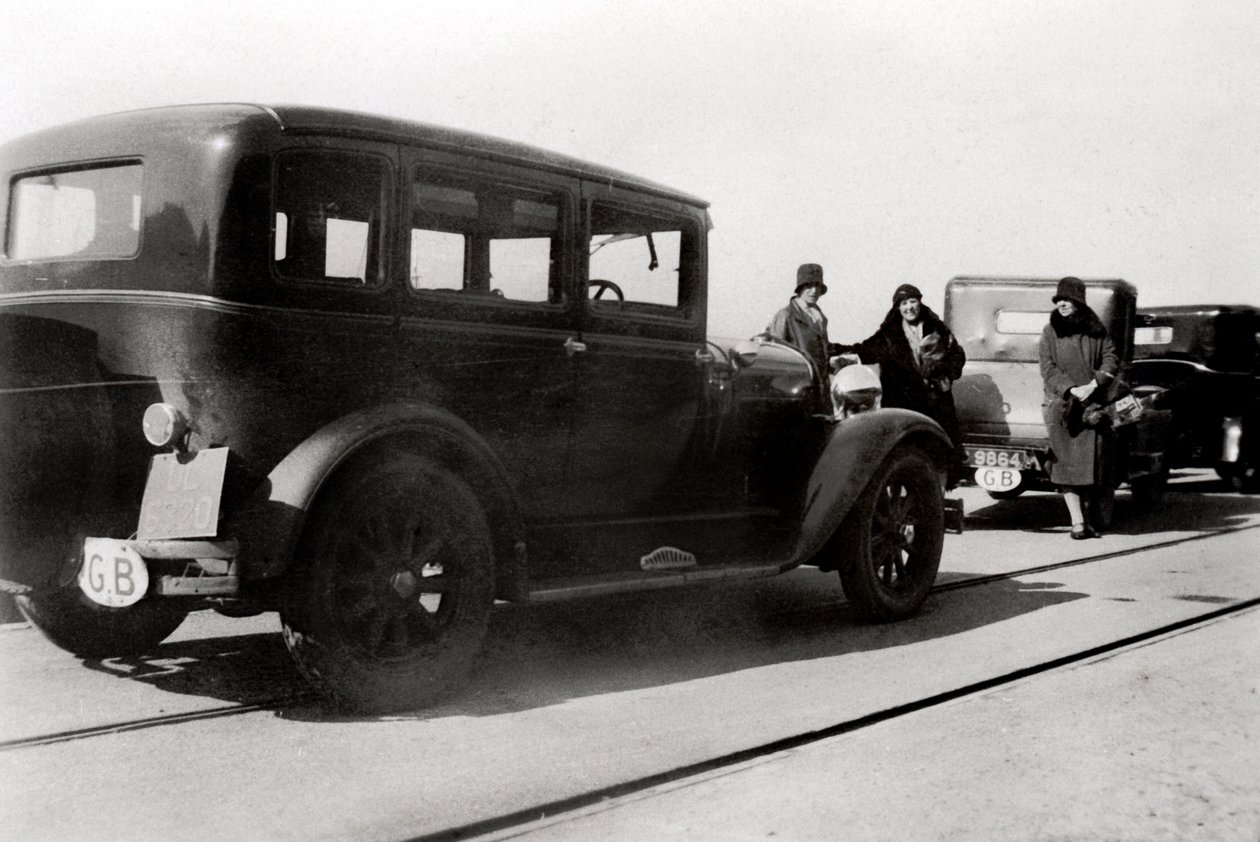 Ženy a zaparkovaná auta, 1930 od Unbekannt