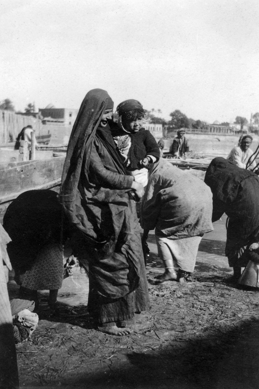 Ženy sbírající vodu na řece Tigris, Bagdád, Irák, 1917-1919 od Unbekannt