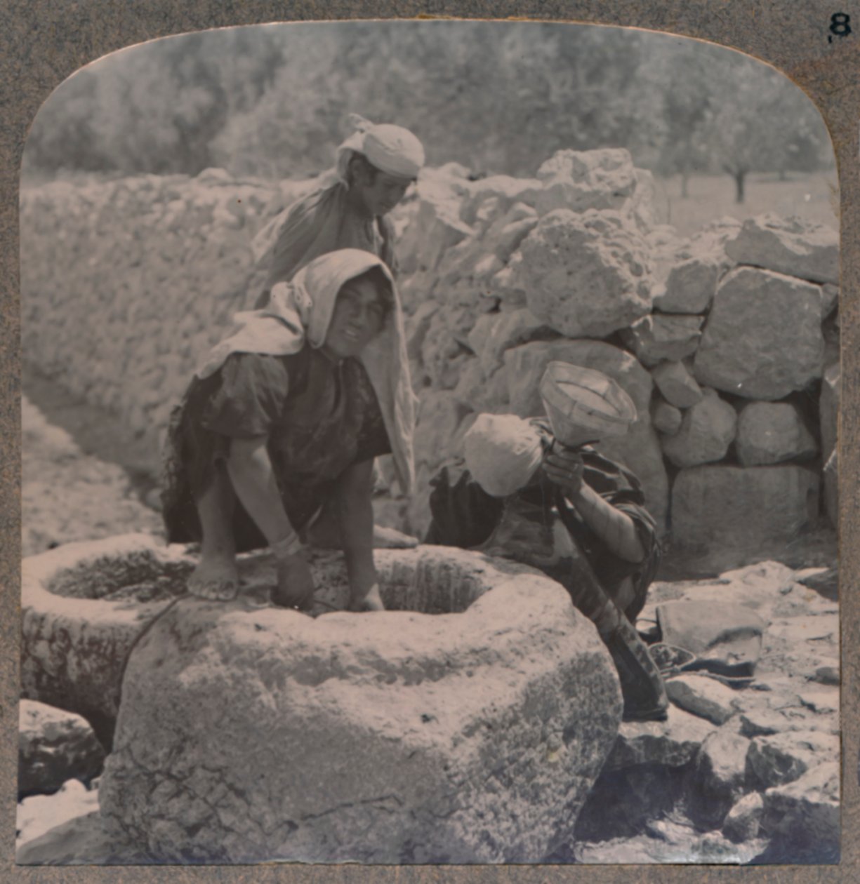 Ženy čerpající vodu u Fontány Tří králů, na cestě do Betléma, c1900 od Unbekannt