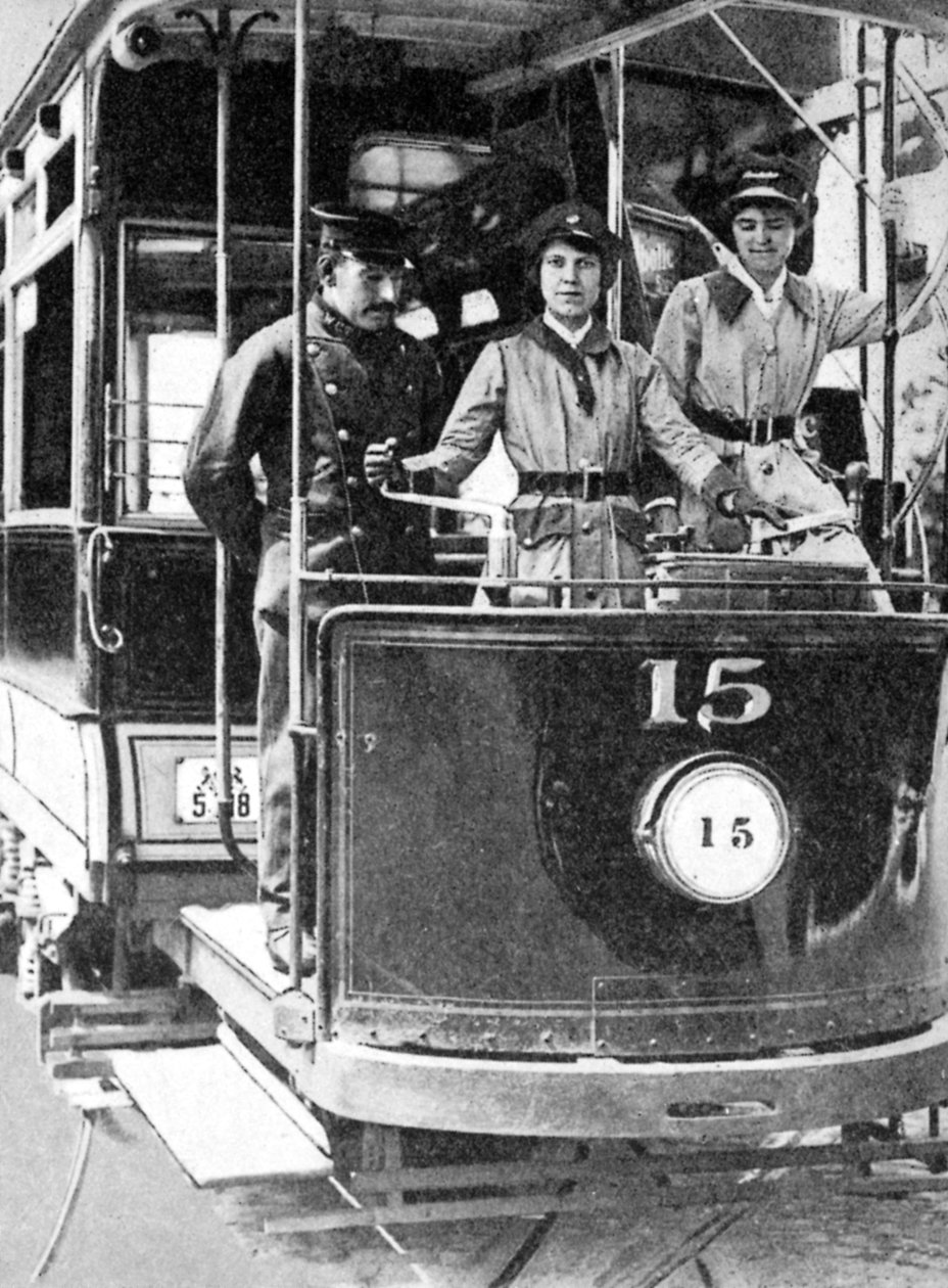 Ženy se učí řídit tramvaj, 1917, 1936 od Unbekannt