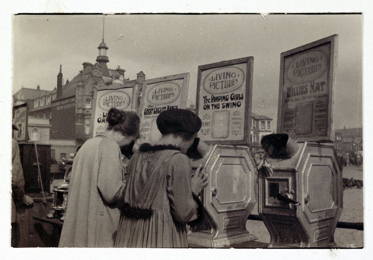 Ženy při pohledu na stroje „Co viděl Butler“, c 1910 od Unbekannt
