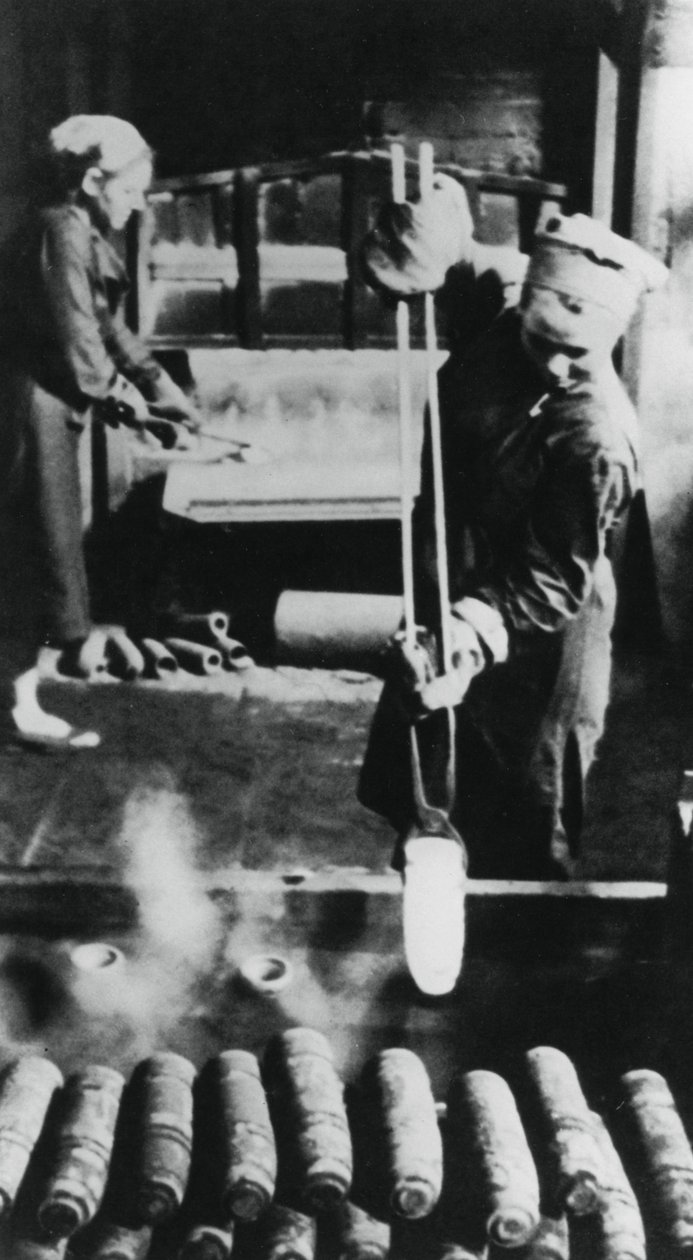 Ženy vyrábějící nábojnice v ruské továrně, druhá světová válka, 1943 od Unbekannt