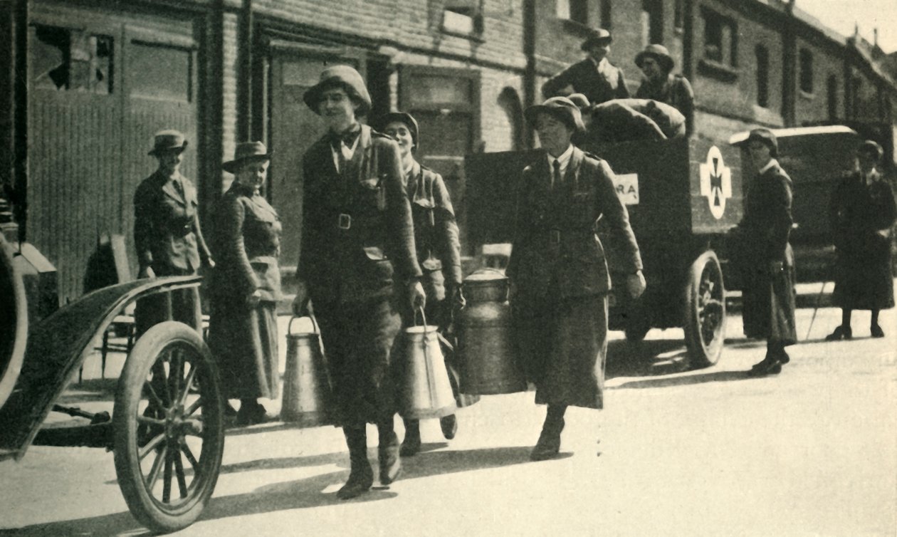 Ženy v záloze dodávající mléko do nemocnice, první světová válka, c1914-1918, c1920. od Unbekannt