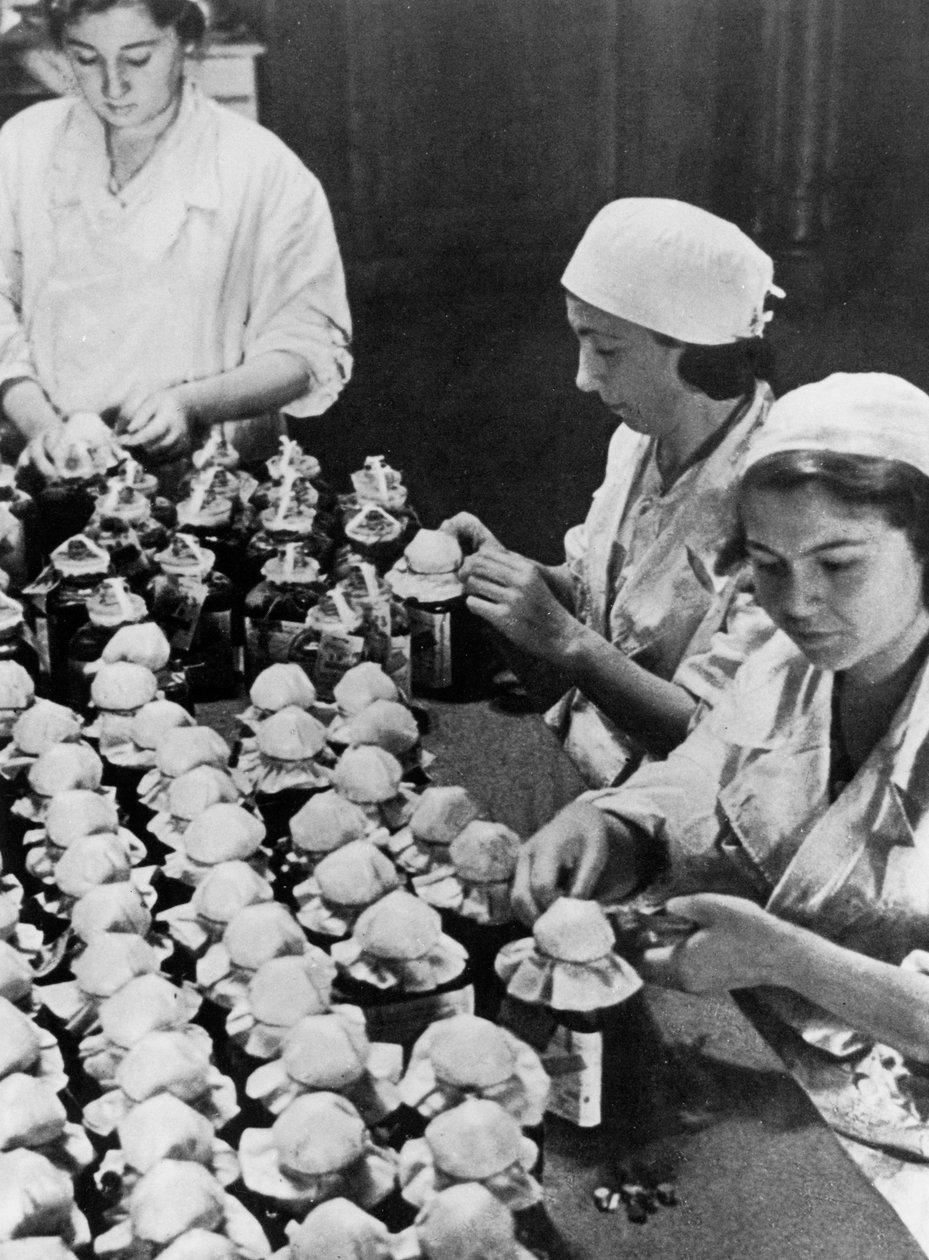 Ženy pečetící lahve s darovanou krví, druhá světová válka, Moskva, 1941 od Unbekannt